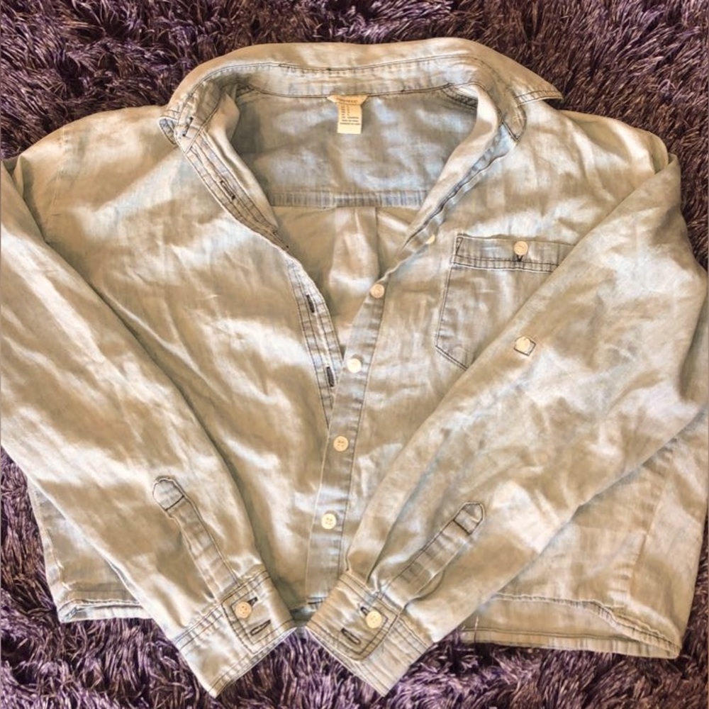 Adorable blue buttoned collared long sleeve blouse. Size medium.